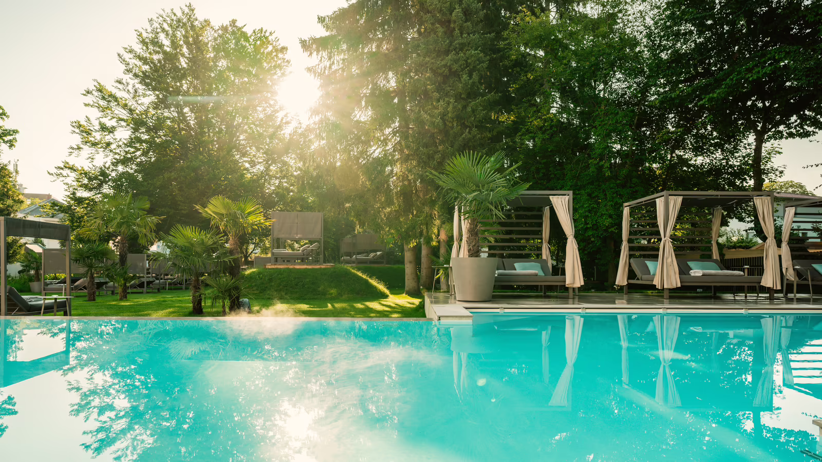 Pool- und Spa-Landschaft im Abendlicht