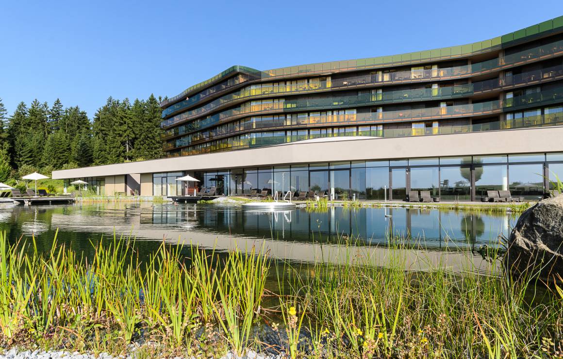 Longevity Resort — Architektur und Naturschwimmteich