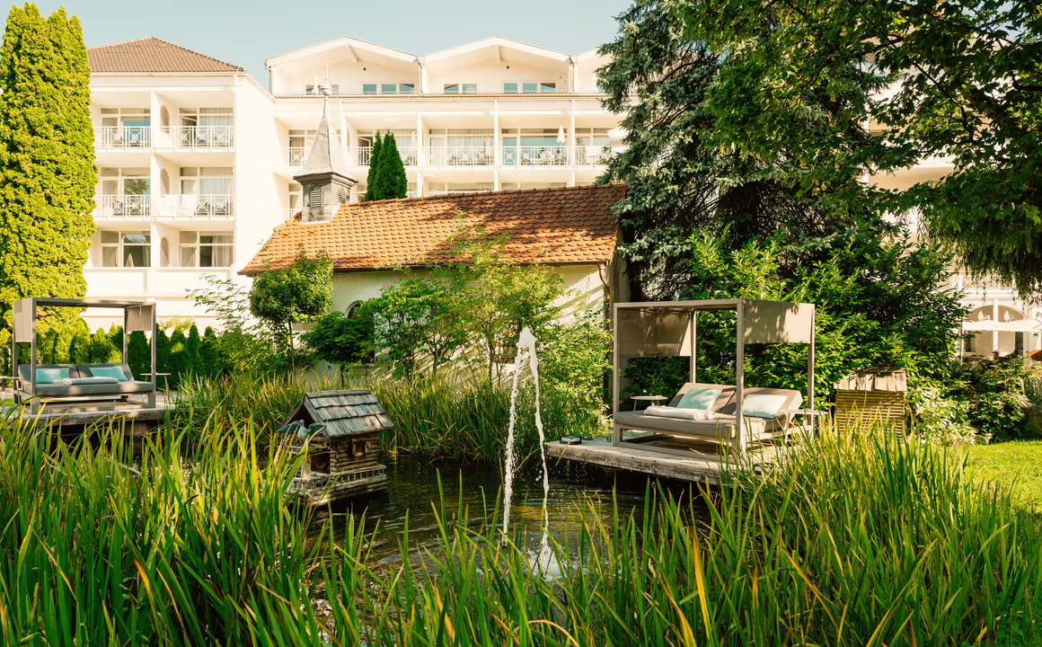 Resort-Architektur mit Naturteich