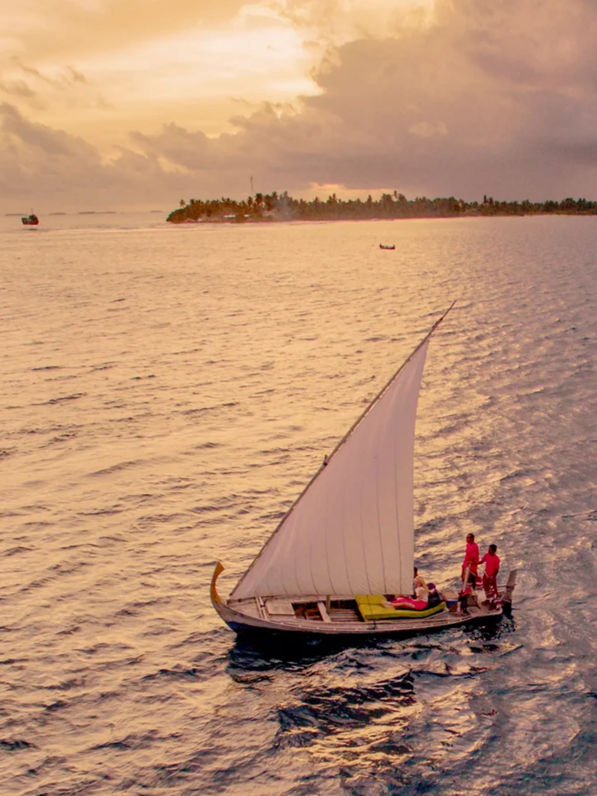 Segeltörn mit traditionellem Dhoni-Boot bei Sonnenuntergang