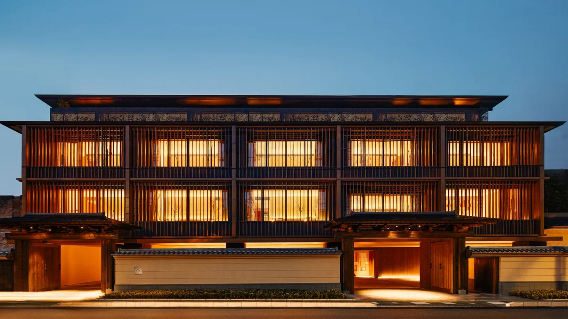 Außenansicht des Resorts mit Holzfassade in der Abenddämmerung