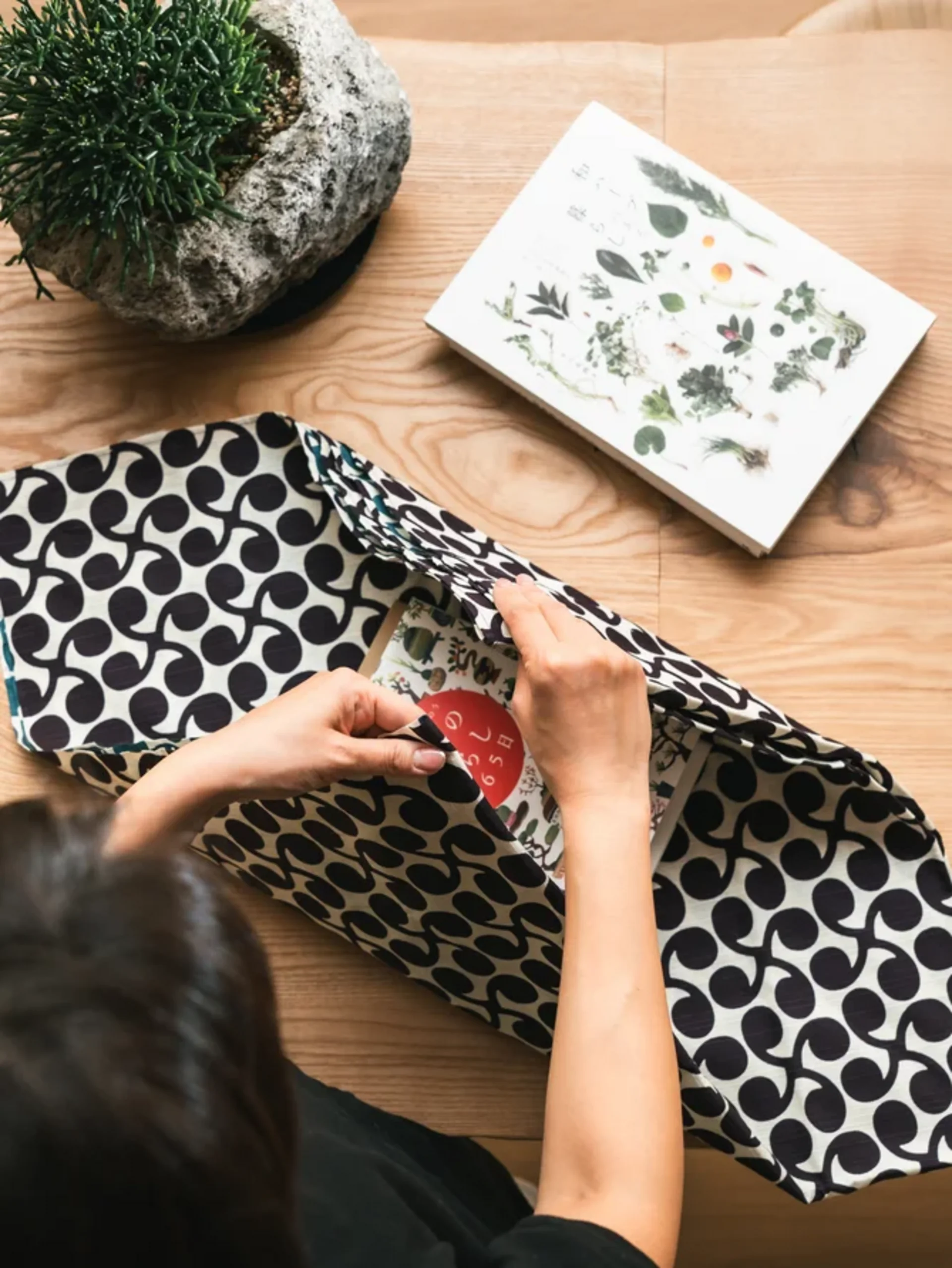 Furoshiki-Workshop — Tücher werden kunstvoll gefaltet