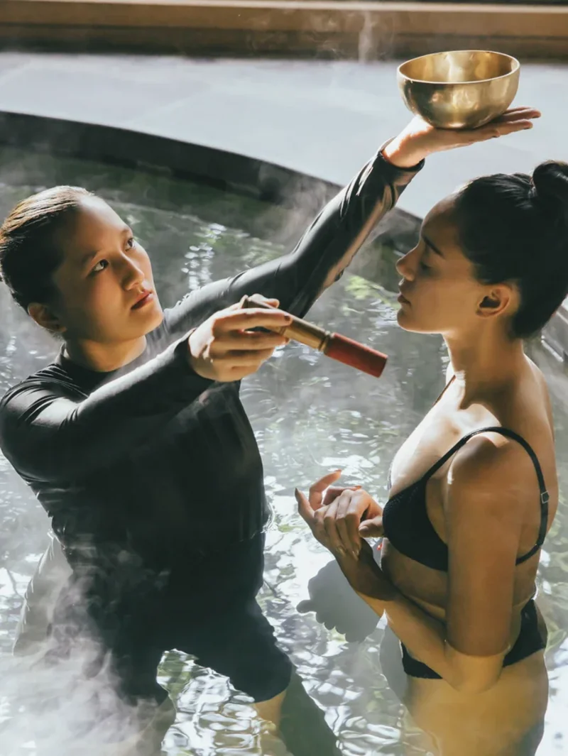 Watsu-Wasseranwendung mit Therapeutin im warmen Becken